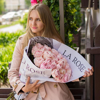 Нежно-розовые пионовидные розы купить в Москве